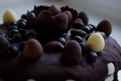 Декор торта конфетами. Надпись на торте шоколадом. Подтеки на торте -  YouTube