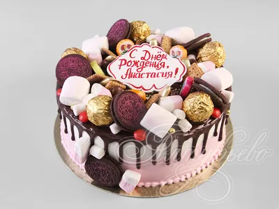 Торт с печеньем и конфетами 21034019 стоимостью 4 650 рублей - торты на  заказ ПРЕМИУМ-класса от КП «Алтуфьево»