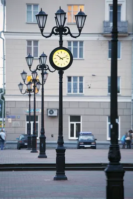 Уличные Часы На Столбе Сделано В Винтажном Стиле — стоковые фотографии и  другие картинки Архитектура - Архитектура, Банковское дело, Без людей -  iStock