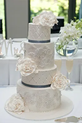 3-х уровневый белый свадебный торт с гипсом - Сделано из швейцарских  ингредиентов - Интернет-магазин – The Perfect Cake Dubai LTD