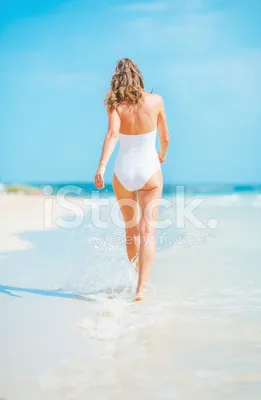 Женщина в красный ходить в море на рассвете на пустой пляже, наслаждаясь  свободой и жизнью Стоковое Изображение - изображение насчитывающей  счастливо, умственно: 196387625