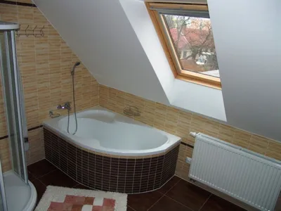 Эффектная ванная комната на мансарде. Интересное контрастное сочетание  материалов как по цвету, так и по характеру. Яркий и динамичный… | Instagram