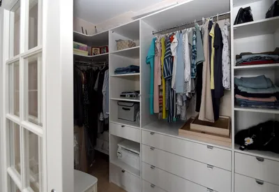 Недорогие варианты гардеробных систем и комнат на заказ от производителя в  Москве