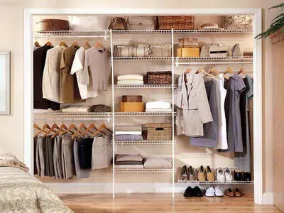Отличный вариант наполнения гардеробной комнаты | Обновление шкафа,  Организация шкафа в спальне, Гардеробная