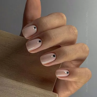 Маникюр на короткие ногти: дизайны ногтей с рисунками, стразами (фото)