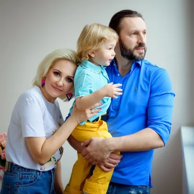 Василиса Володина поделилась трогательным снимком с мужем и сыном и назвала  формулу идеального возраста партнера - Страсти