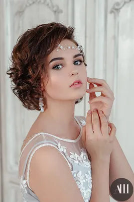 Свадебный макияж с накладными ресничками и модная собранная свадебная  прическа с низким пучком