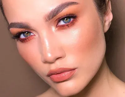 Растушеванные стрелки как у Барбары Палвин — самый стильный вечерний макияж  на осень 2023 | theGirl