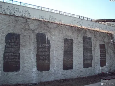 Мемориал на площади Павших Борцов — 26-метровый гранитный обелиск, Вечный  огонь