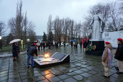 Вечный огонь зажгли на площади Победы в Людинове