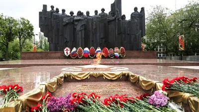 В День Победы салаватцы возложили цветы на мемориальном комплексе «Вечный  огонь»
