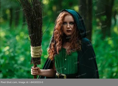 Ведьма в лесу с фонарем | Премиум Фото