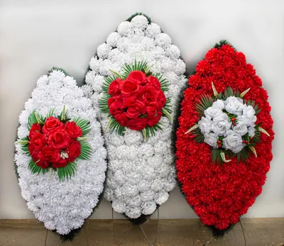Ритуальный венок из искусственных цветов - Классика #12 красные розы,  хризантемы и гвоздики: купить в Москве с доставкой | Венки24.РФ