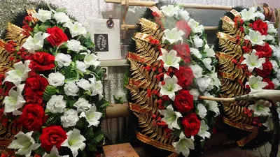 Корзина ритуальная из искусственных цветов \"Ромашка с васильками\" / Цветы  искусственные для кладбища / Венок ритуальный купить по выгодной цене в  интернет-магазине OZON (483494342)