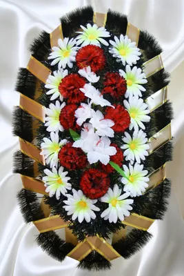 Ритуальный венок из искусственных цветов. От 2500 руб. Доставка