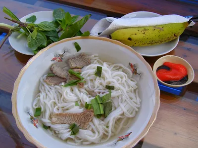 Сколько стоит целый стол еды в новом культурном кафе вьетнамских  приключений «Сен Ханой», где готовят при тебе