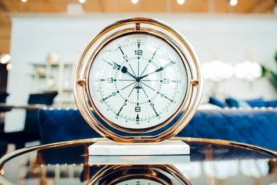 Различные виды часов на голубом столе. :: Стоковая фотография :: Pixel-Shot  Studio