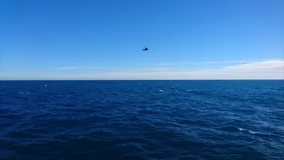 Пляж и большие океанские волны. Побережье в качестве фона из вид сверху.  Фон открытого моря от беспилотников. От того и летом с во Стоковое  Изображение - изображение насчитывающей марина, небо: 201537363