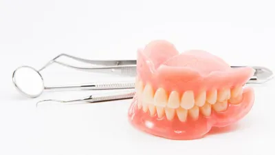 Протезирование зубов в Новосибирске по недорогой цене | Узнайте сколько  стоит поставить зубные протезы | Стоматология 24