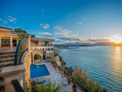 Изумительная вилла на берегу моря с 4 спальнями в Нова Санта Понса |  Property Investor