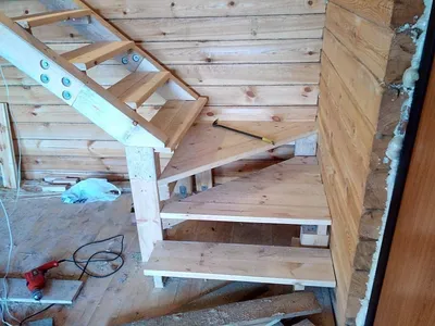 Деревянная лестница на второй этаж. Лестница из дерева для деревянного дома  | «Лесен-Ко»