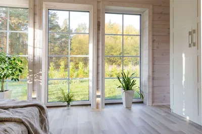 Деревянные окна и витражное остекление в деревянном доме
