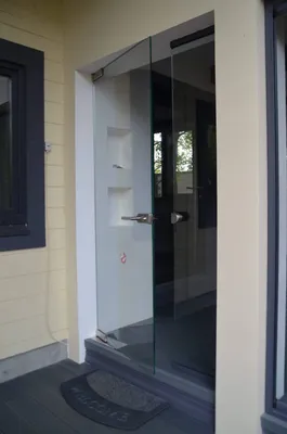Стеклянная дверь с пескоструйным рисунком - АФСис
