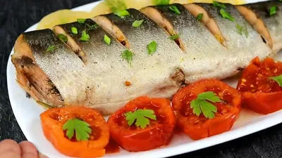 Испеченное филе Turbot на белой тарелке. Вкусные блюда из рыбы с травами и  подается с пюрем капли воды. Стоковое Изображение - изображение  насчитывающей испеченных, зеленый: 189784499