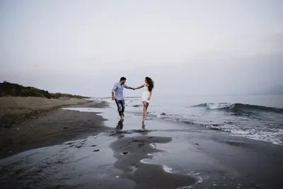 Молодая влюбленная пара на берегу моря :: Стоковая фотография :: Pixel-Shot  Studio