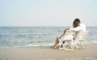 влюбленная пара находит безопасность и утешение на берегу моря Фото Фон И  картинка для бесплатной загрузки - Pngtree