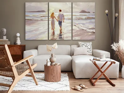 Прекрасная молодая пара на берегу моря прогуливается в час заката. Красивая  девушка и парень влюблены друг в друга. Природа подчеркивает их нежность и  силу. Stock Photo | Adobe Stock
