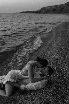 Пара на пляже, couple love story sea white dress | Couples beach  photography, Couple beach photos, Beach photos