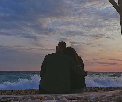 Влюбленная пара на пляже вблизи моря - обои на рабочий стол