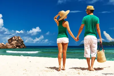 Счастливые влюбленные пары на пляже с большим сердечным шаром Концепция  летней любви Стоковое Фото - изображение насчитывающей мужчина,  положительно: 164909984