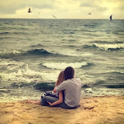 Картинка Мужчины Влюбленные пары пляже Спина две Море отдыхает