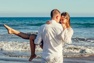 Фотка романтического свидания на побережье: изображение в хорошем качестве  | Красивые пары на море Фото №1308668 скачать