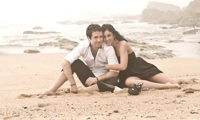 Фотографии свадебные любовники Пляж Букеты песке цветок 2560x1706