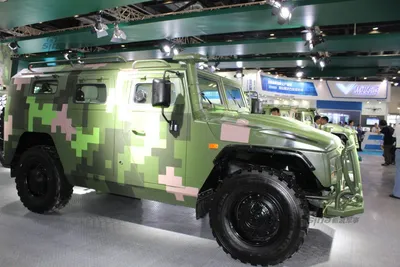 Конструктивно ближе к бронетранспортёру»: на что способен российский  армейский автомобиль «Тигр-М» — РТ на русском