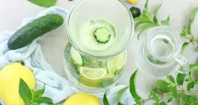 Здоровая настоянная вода Sassi цитруса с лимоном и огурцом Стоковое  Изображение - изображение насчитывающей еда, вода: 108630463