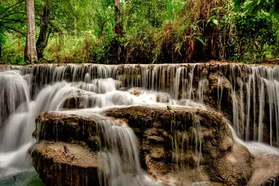 Красивый большой водопад в лесу …» — создано в Шедевруме