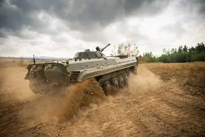 Наступление военной техники в пустыне | Обои для телефона