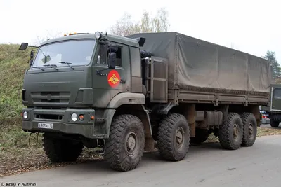 Девушка за рулем Опеля заехала под военный КамАЗ с прицепом на Спасской:  фото Улпресса - все новости Ульяновска