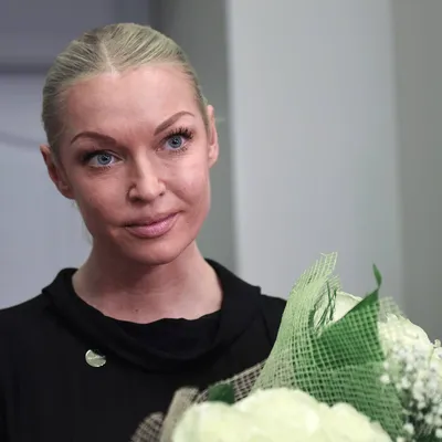 Без макияжа и нижнего белья: обнаженная Волочкова прикрылась букетом белых  роз, позируя в постели