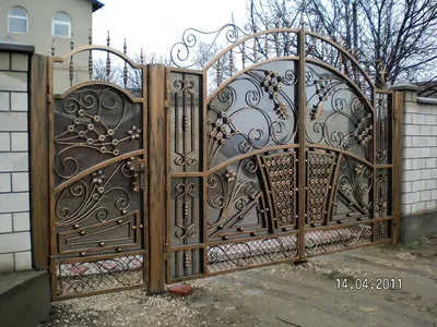 Металлические ворота с элементами ковки в Ростове с установкой | Большой  выбор, качество, гарантия, низкие цены!