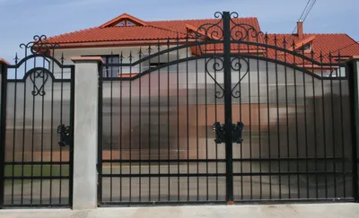 Забор из поликарбоната для дачи с калиткой и воротами – купить по цене от  22 750 руб.
