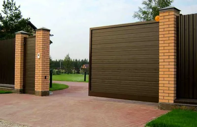 Красивый забор с кирпичными столбами из профнастила С8  коричнево-шоколадного цвета.