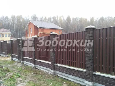 Строительство забора с кирпичными столбами в Вырице из рванного кирпича ‣  OsnovaZabor.ru