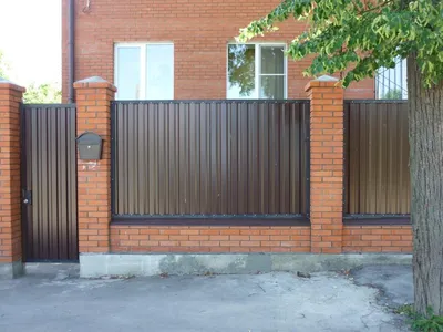 старые ржавые металлические гофрированные ворота между кирпичными столбами  перед жилым домом. Стоковое Фото - изображение насчитывающей профиль,  ретро: 217170630