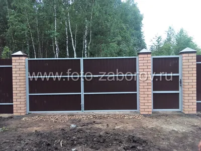 Забор из евроштакетника с кирпичными столбами - цены на установку заборов в  Москве - Заборкин