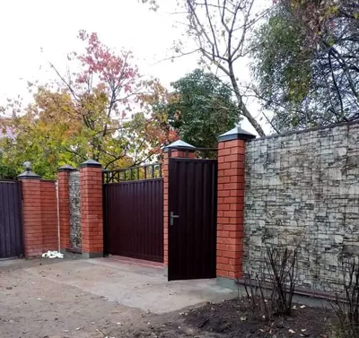 Забор из металлоштакетника с белыми кирпичными столбами купить цена от 2420  руб. с установкой